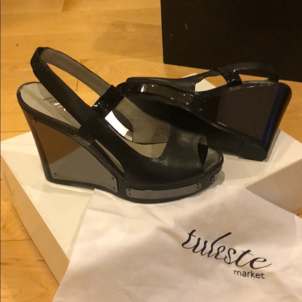 Tuleste Market Sparrow Black and Gunmetal wedges.